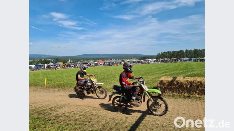 Kopf an Kopf - Duelle, Staub und laute Motorengeräusche gehören zum Mofa-Rennen dazu. Bild: sne