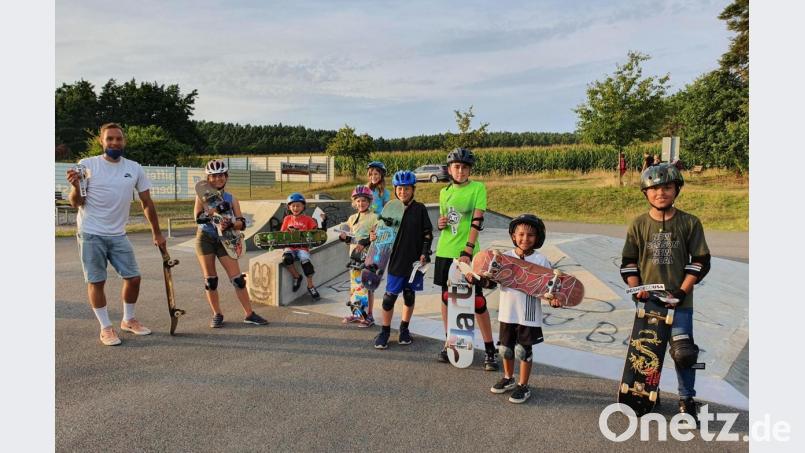 Mit dem erfahrenen Skateboard-Profi Mike Ringer (links) wagen bei einem VHS-Kurs junge Teilnehmer erste Fahrversuche und Kunststücke mit dem Skateboard. Bild: do