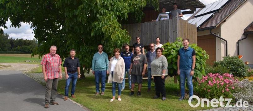 Das Bild zeigt den Vorstand der FWG Kulmain (vordere Reihe, von links) Arnold Koch, Thomas Hecht, Josef Hofmann, Ursula Pleier, Thomas Braun, Harald Tretter, Manuel Griener, Martina Amtmann, Daniel Stich. In der zweiten Reihe (von links) stehen Anna Osteroth, Bianca Greger, im Baumhaus Maria Stich und Stefan Vetter. Bild: exb