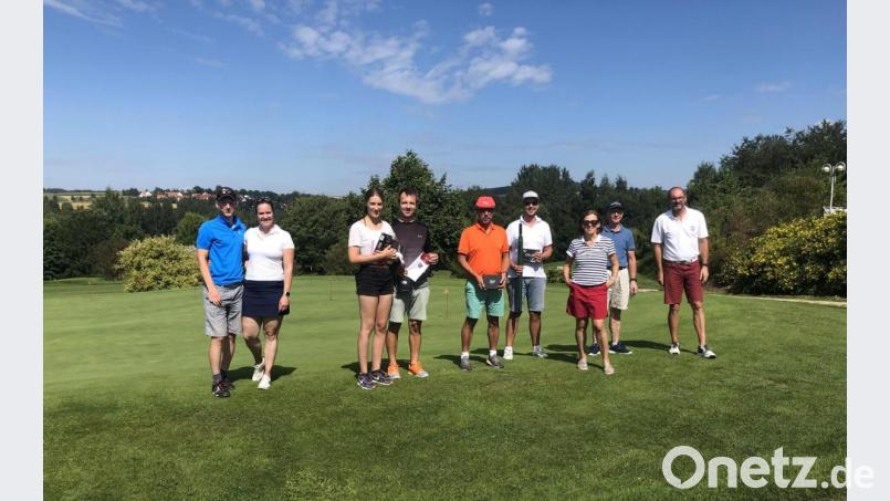 Ein Großteil der Teilnehmer der &quot;Frankentrophy&quot; auf dem Platz des Golfclubs Stiftland. Bild: Golfclub Stiftland/exb