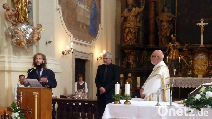 Nach der Predigt von Propst Milan Kucera (rechts) sprach beim Wallfahrtsgottesdienst in Maria Kulm auch Unternehmer Luis-Andreas Hart (links), einer der Vorstände des Fördervereins Maria Kulm. Mit dabei war zudem Maria Kulms Bürgermeister Karel Slobodnik (Mitte). Bild: Dr. Helmut Eikam/exb