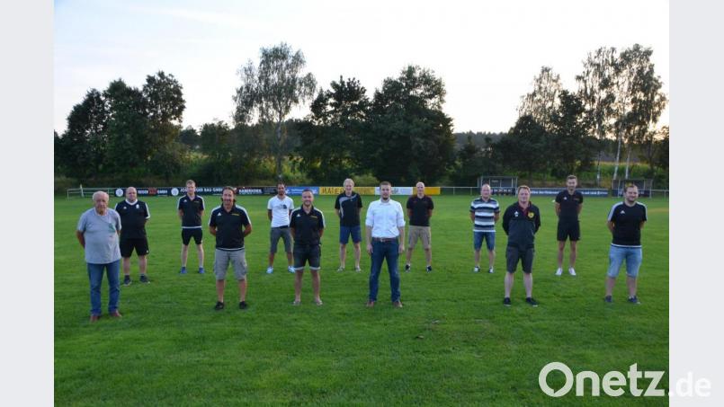 Roman Lindner (Vierter von links) bleibt Vorsitzender des SV Waldau. Wenzl Rauch (Sechster von links) ist Stellvertreter, Thomas Ertl (Sechster von rechts) Kassenchef und Stefan Troglauer (Dritter von rechts) Schriftführer. &quot;Alterspräsident&quot; und zugleich Abteilungsleiter Heinz Zetzl (links) ist seit Jahrzehnten im SV Waldau beheimatet. Bild: dob