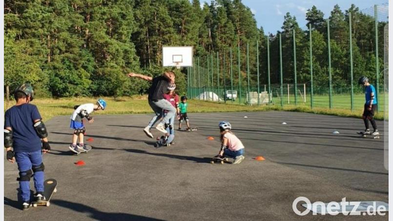 Bei einem VHS-Kurs wagen die jungen Teilnehmer erste Fahrversuche mit dem Skateboard. Bild: do