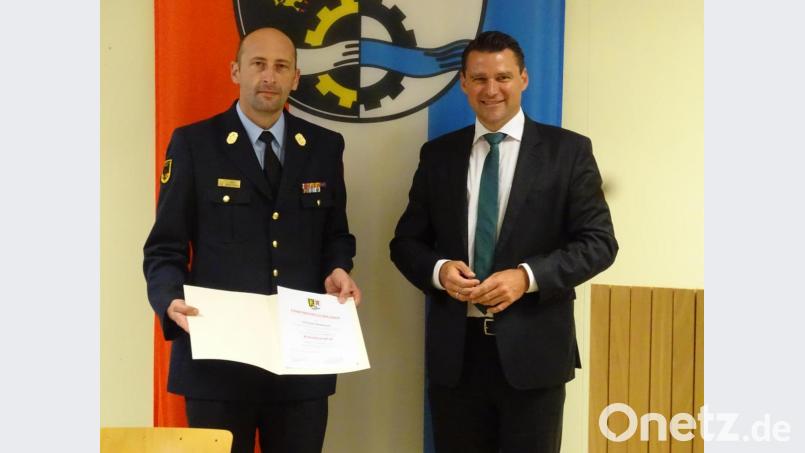 Mit der Ernennungsurkunde ist Christian Demleitner (links) offiziell zum Kreisbrandrat bestellt. Landrat Thomas Ebeling überreichte sie ihm und wünschte &quot;viel Glück in einem verantwortungsvollen Amt.&quot; Bild: Houschka