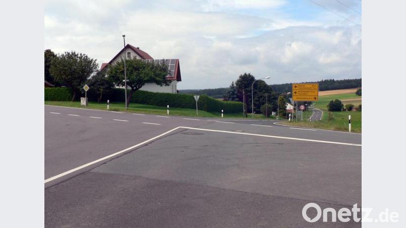 Die Kreuzung bei Thurndorf: Hier passieren öfter Unfälle - besonders, wenn die Autos aus Richtung Kirchenthumbach die Straße überqueren. Die Thurndorfer sind verärgert und fordern Maßnahmen. Bild: lep