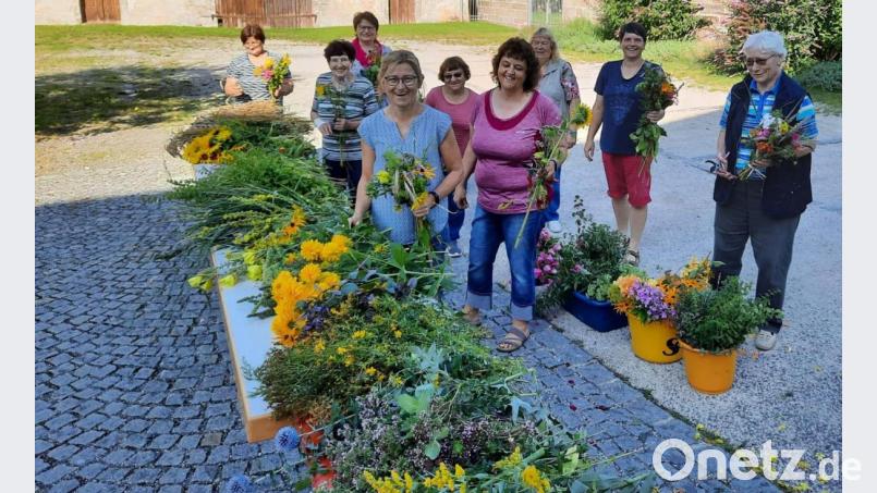 Der Katholische Frauenbund in Mockersdorf hatte an Mariä Himmelfahrt kunstvoll gestaltete Kräuterbuschen im Angebot. Bild: exb
