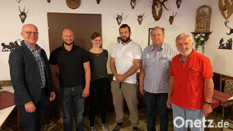 Felix Sommer (Vierter von links) ist neuer Vorsitzender GdP-Kreisgruppe, Stellvertreter Harald Knorr (Zweiter von links). Susanne LIngl ist Schriftführerin. Der neuen Führung gratulierten Seniorenbeauftragter Bernd Hofmann, der scheidende Vorsitzende Paul Groß (von rechts) und Gerhard Knorr (links). Bild: hod