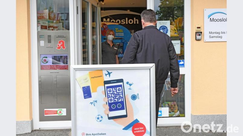 Wer vollständig geimpft ist, kann dies per digitalem Zertifikat, Impfpass oder Immunkarte nachweisen, die in Weiden in der Moosloh-Apotheke und der Apotheke im Vesten Haus erhältlich ist. Bild: Gabi Schönberger