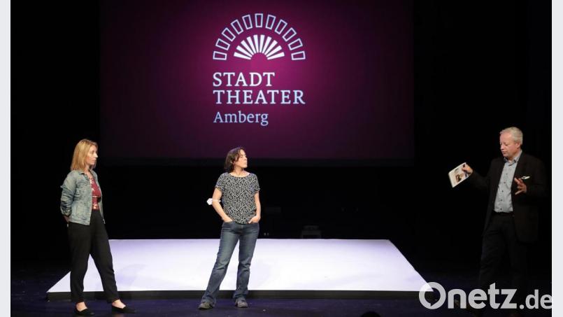 Kulturfachkraft Anika Maßmann, Barbara Cosima Frey vom Kulturamt und Kultiurreferent Fabian Kern (von links) präsetieren auf der Bühne des Stadttheaters dessen neues Logo. Bild: Wolfgang Steinbacher