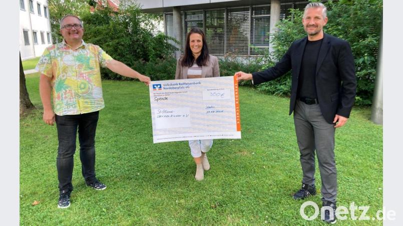 Betriebsrat Gunar Prauschke (links) und Personalleiter Martin Neuhaus (rechts) freuten sich, an Beatrix Kempf vom Verein Stiftlandsternenkinder eine Spende über 300 Euro übergeben zu können. Bild: Michael Reindl/Kliniken Nordoberpfalz/exb