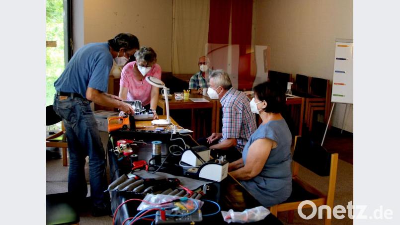 Hier nehmen sich (von links) Max Sturzer und Ulrike Loos ein defektes Elektrogerät vor. Um die Formalitäten im Klima- und Repair-Café kümmert sich (im Hintergrund) Winfried Franz. Bild: ds