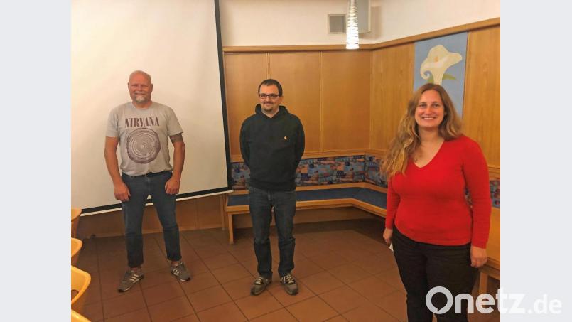 Für Gewerkschaftssekretär Pascal Attenkofer (links) übernimmt seine Berufskollegin Kathrin Birner (rechts) die Betreuung des Verdi-Ortsvereins Sulzbach-Rosenberg. Vorsitzender Martin Dehling (Mitte) dankte beiden Gewerkschaftern für ihre Engagement. Bild: Andreas Royer