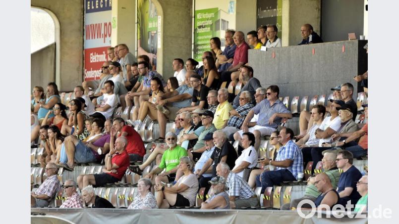 Die Tribüne im Stadion des FC Amberg dürfte am Samstag gut gefüllt sein, wenn die SpVgg SV Weiden zum Derby aufkreuzt. Archivbild: Ziegler