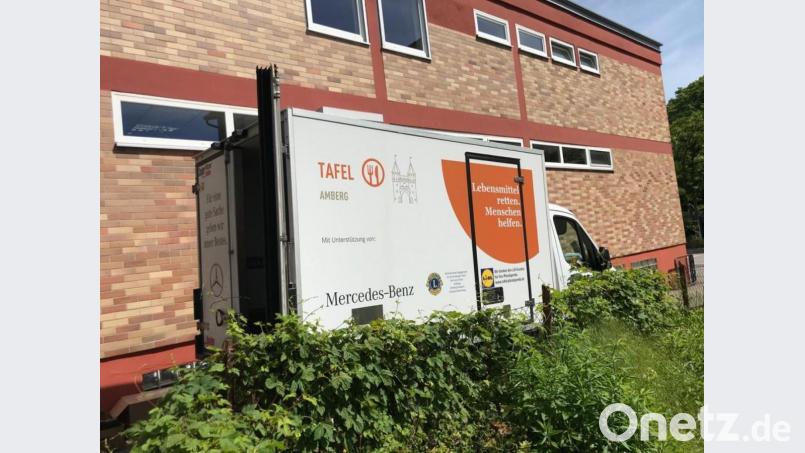 Einen ähnlichen Transporter, wie ihn die Kollegen aus Amberg nutzen, möchte auch die „Tafel Nabburg“ anschaffen. Als symbolisches „Dankeschön“ an alle Sponsoren werden deren Logos an der Außenseite angebracht. Bild: aub
