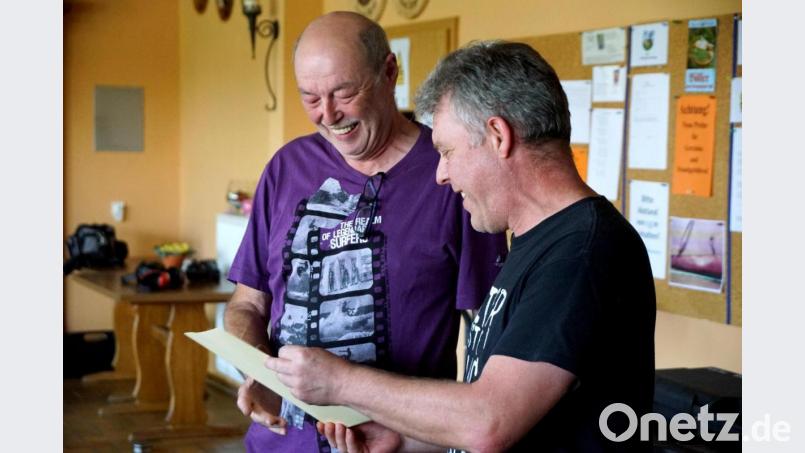 Peter Hößl (links) und Wolfgang Nickl bei der Verleihung der Treueurkunde. Bild: bkr