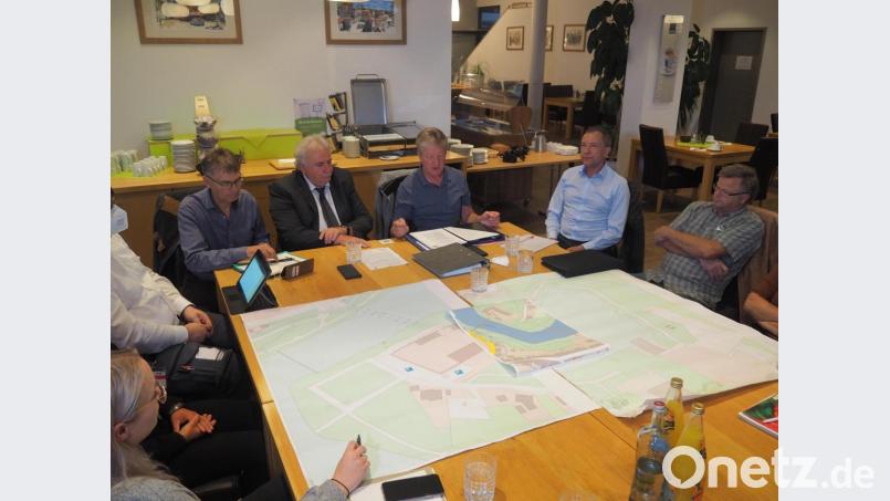 Mitglieder des Fördervereins Fischhofpark bei der Planung der Gartentage. Beim jüngsten Treffen mit dabei war auch Zweiter Bürgermeister Peter Gold (Vierter von rechts). Bild: ws