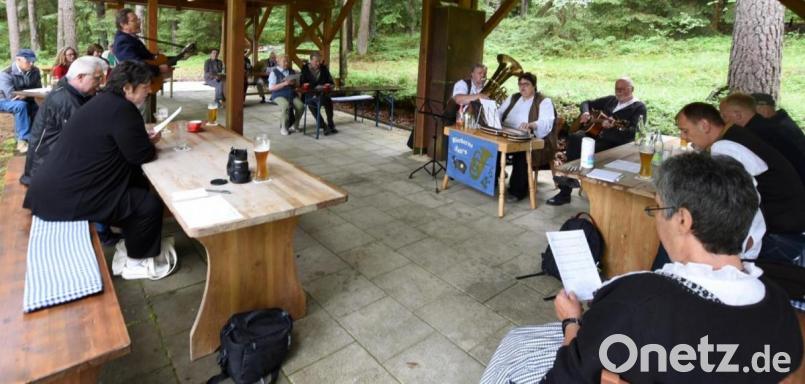 Die Blechernen Sait´n und Franz Schötz fanden ein singfreudiges Publikum vor. Bild: nag