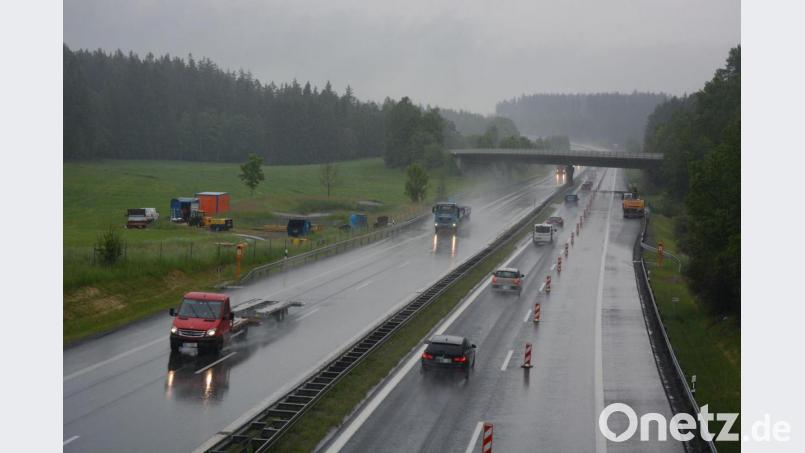 Die Arbeiten für die Erneuerungsmaßnahmen auf der Autobahn A93 im Bereich Pechbrunn laufen seit Anfang Juni. Archivbild: jr