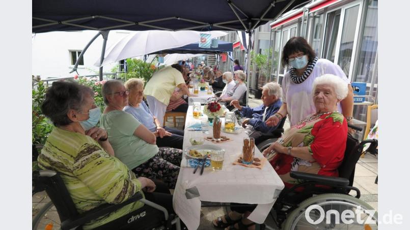 Richtig gut gehen ließen es sich die Seniorinnen und Senioren bei der Grillparty im Seniorenzentrum Haus Falkenstein. Bild: jzk