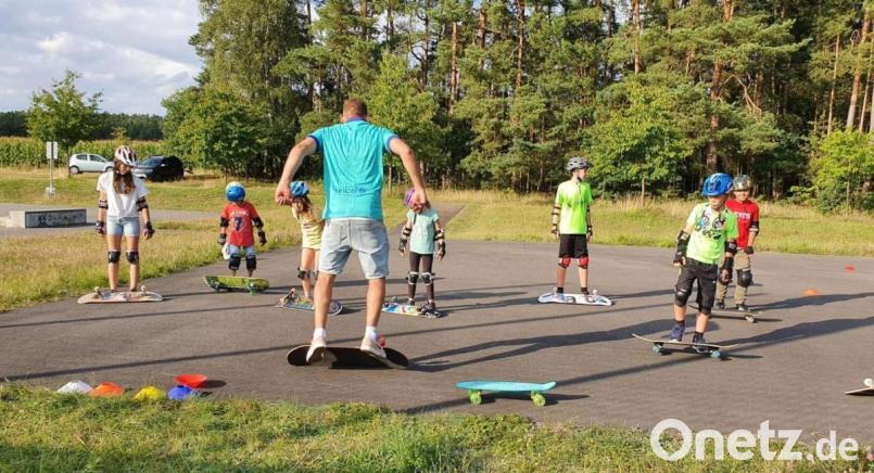 Mit dem erfahrenen Skateboard-Profi Mike Ringer (Vierter von links) wagen bei einem VHS-Kurs junge Teilnehmer erste Fahrversuche und Kunststücke mit dem Skateboard. Bild: do