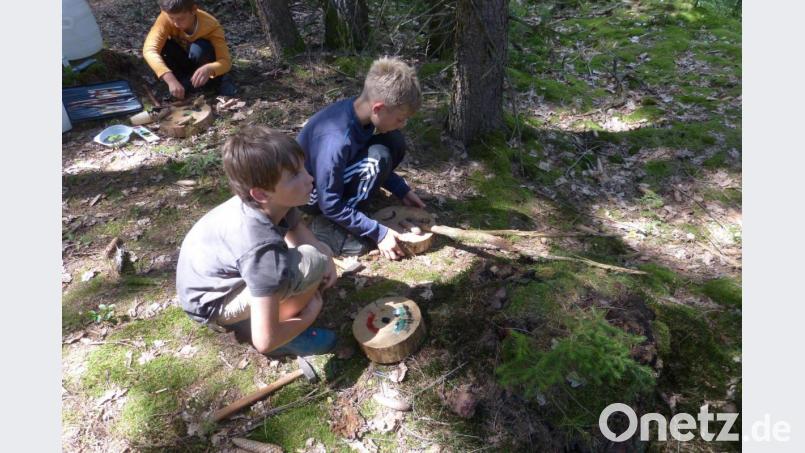 Auf Baumscheiben malten die Kinder heitere und auch schaurige Gesichter Bild: rn