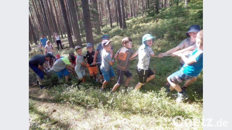 UWG-Ferienprogramm: Kinder beweisen ihre Kräfte. Bild: lgc