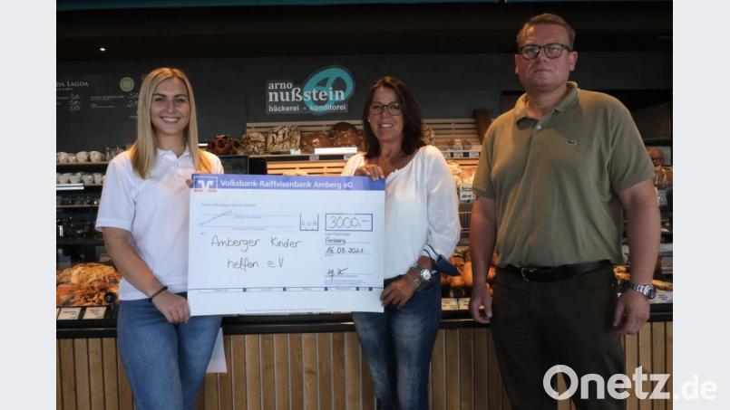 3000 Euro durfte die 2. Vorsitzende des Vereins „Amberger Kinder helfen“, Katharina Ostermann (Mitte), aus der Hand von Nußstein-Firmenchef Ulf Fischer (rechts) und Filialleiterin Victoria Cholodov (links) entgegennehmen. Bild: usc