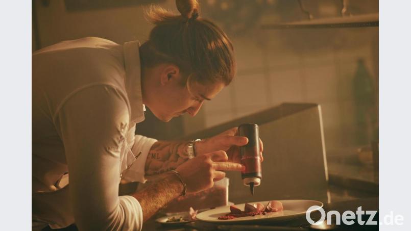 &quot;Es muss schön ausschauen&quot;: Mit viel Akribie und Liebe richtet Maximilian Schmidt im Regensburger Restaurant Roter Hahn seine Gourmetgerichte auf den Tellern an. Bild: Andreas Fuchs