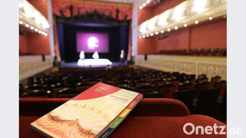Im Stadttheater Amberg haben Vertreter des Kulturreferats das Programmheft für die neue Spielzeit vorgestellt. Bild: Wolfgang Steinbacher