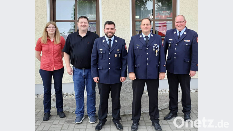 Die beiden Kommandanten der Feuerwehr Högling, Stefan Brunner (Zweiter von rechts) und Hubert Meierhofer jun. (Dritter von rechts), wurden einstimmig in ihren Ämtern bestätigt. Es gratulierten (von links) Daniela Batzer, Bürgermeister Christian Ziegler und KBI Helmut Schatz. Bild: nib