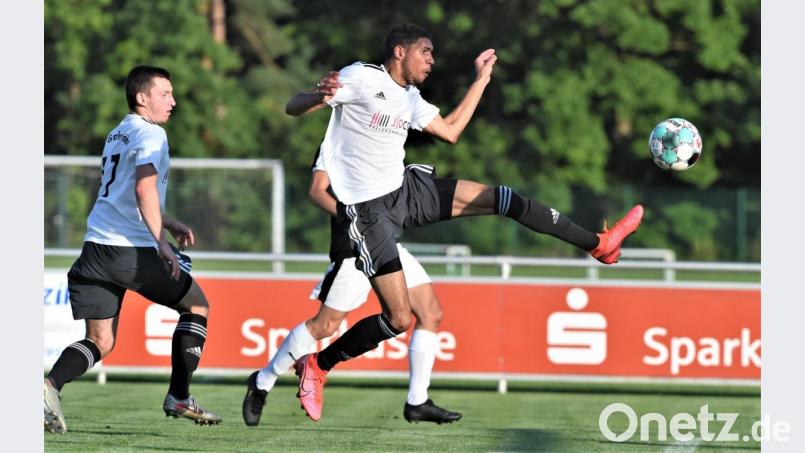 Jamal Dubois trifft per Direktabnahme zum zwischenzeitlichen 3:0 für die SV Grafenwöhr. Am Ende musste die SpVgg Schirmitz eine 1:5-Niederlage im Grafenwöhrer Sportpark quittieren. Bild: Büttner, Gerhard