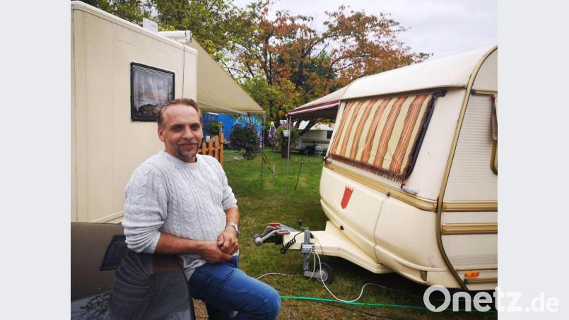 Vor rund einem Jahr landete die Puppenspielerfamilie um Eugen Tränkler (Bild) in Schwarzenfeld am Rand des Schlossparks, Jetzt hat ihr die Gemeinde eine Fläche am &quot;Kellerwirt&quot; zugewiesen. Bild: Dobler