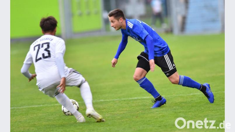 Moritz Zeitler (rechts) hat seine Verletzung überwunden und will auch im Derby gegen den den FC Amberg das Weidener Spiel antreiben. Bild: A. Schwarzmeier