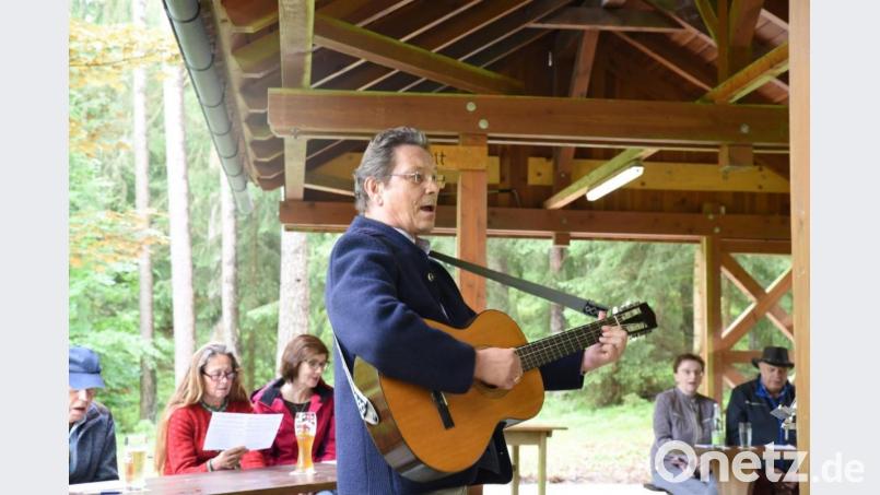 Fast ohne Unterbrechung gestaltet seit 2008 Franz Schötz die Bayrische Singstund&#039;&#039; in Schnaittenbach, anfangs im Kräutergarten, später dann an der Buchberghütte. Bild: nag