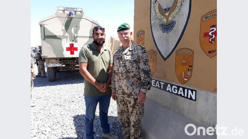 Ali (links) neben General Jörg Vollmer (rechts) in Afghanistan. Bild: Ali/exb