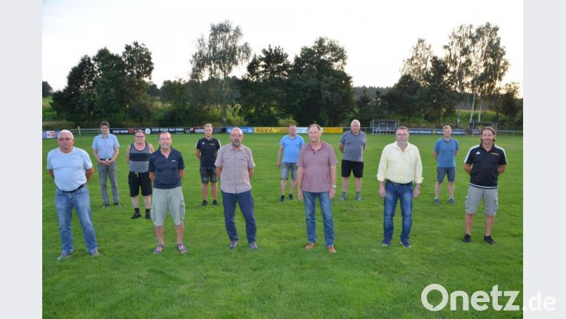 Acht neue Ehrenmitglieder wurden beim SV Waldau neben anderen langjährigen Mitgliedern ausgezeichnet. Sie sind die großen Stützen im Verein und dürfen voller Stolz die neue SV-Armbanduhr tragen. Bild: dob