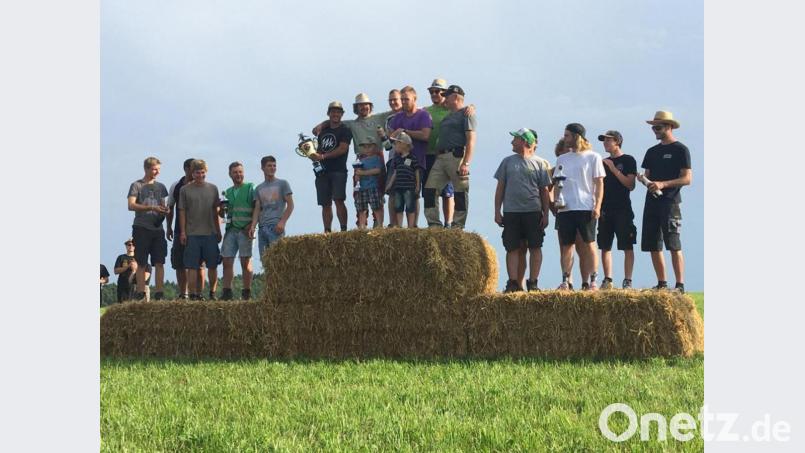 Die drei Siegerteams: 1. "Gratler Racing" (Mitte), 2. "Team Brunner" (links), 3. "Sprengkommando" (rechts) Bild: sne