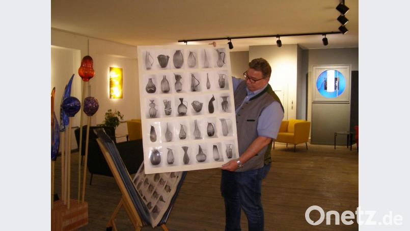 In dem Raum können Besucher auch in die Vergangenheit der Waldsassener Glasmachertradition eintauchen und großformatige Bögen mit Bildern von Muster-Vasen aus Lamberts-Glas betrachten. Bild: pz