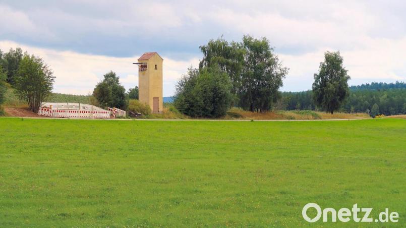 Zwei alte Trafohäuschen wird demnächst der Verein „Kulturlandschaft südlicher Steinwald“ vom Bayernwerk erwerben. Während das Trafohäuschen bei der Grenzmühle zu einer Wohnstube für Fledermäuse und Vögel umfunktioniert werden soll, will der Verein das Trafohäuschen im Ortsteil Bärnhöhe (Bild) für einen Aussichtspunkt nutzen. Bild: bsc
