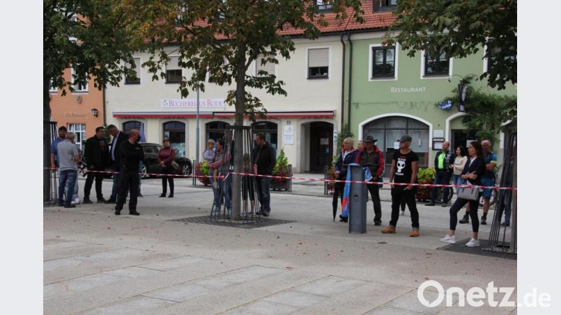 Außerhalb der Absperrung durfte man ohne Maske zuhören. Bild: kro