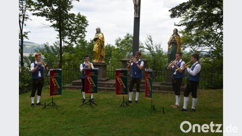 Mit viel Musik unterhalten die Gruppen der Jugendblaskapelle Parkstein die Zuhörer an den beiden Musiktouren am Samstag. Eine Station ist auf dem Gipfel des Basaltkegels. Bild: adj