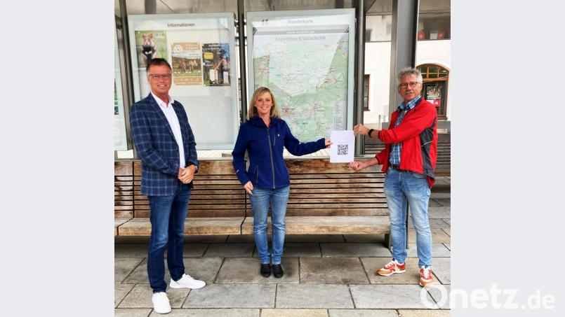 Bürgermeister Hermann Falk, Kultur- und Tourismusbeauftragte Monika Reindl und Wanderbeauftragter Manfred Kindzorra präsentieren die QR-Codes für die Wanderwege. Bild: Katrin Falk/exb