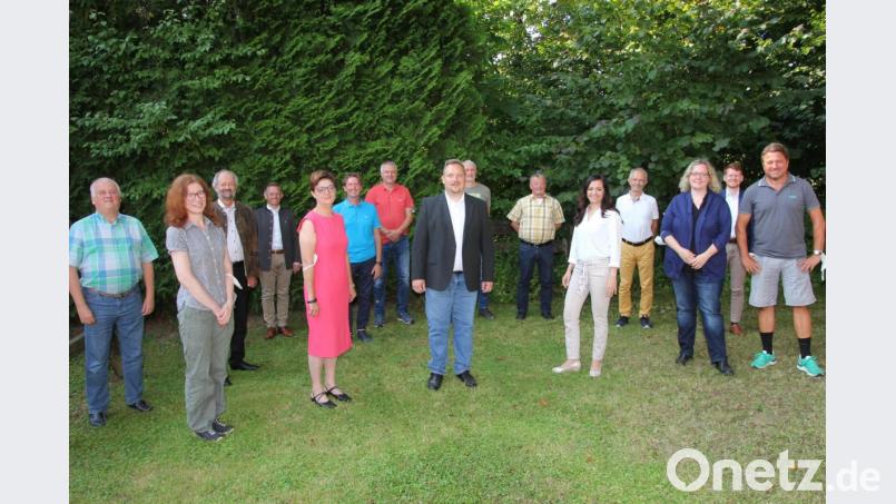 Dieses Vorstandsteam wird die Waldershofer CSU in den kommenden zwei Jahren führen. An der Spitze steht weiterhin Mario Rabenbauer (Mitte). Bild: kro