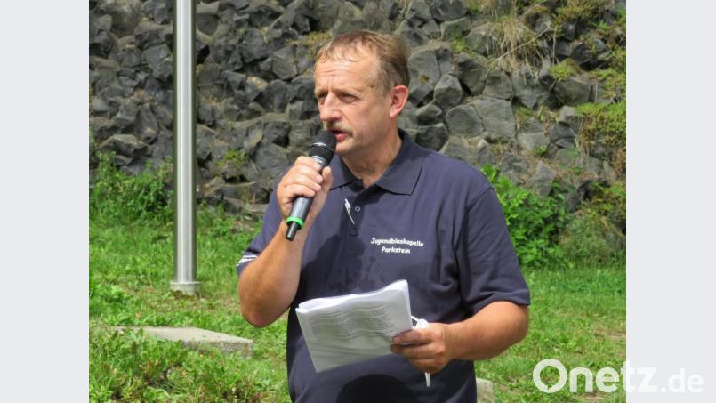 Mit viel Musik unterhalten die Gruppen der Jugendblaskapelle Parkstein die Zuhörer an den beiden Musiktouren am Samstag. Moderator ist Christian Beer. Bild: adj