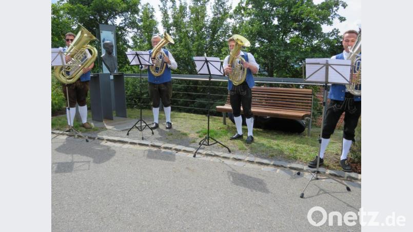 Mit viel Musik unterhalten die Gruppen der Jugendblaskapelle Parkstein die Zuhörer an den beiden Musiktouren am Samstag., hier am Strauß-Denkmal. Bild: adj