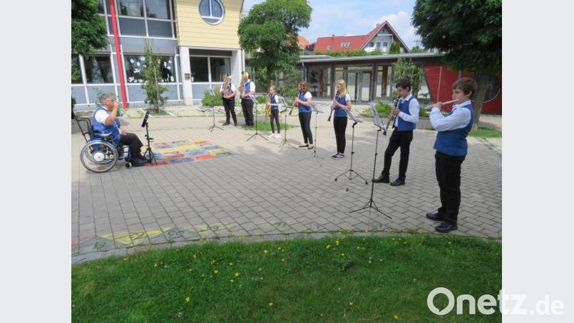 Mit viel Musik unterhalten die Gruppen der Jugendblaskapelle Parkstein die Zuhörer an den beiden Musiktouren am Samstag, hier an der Grundschule. Bild: adj