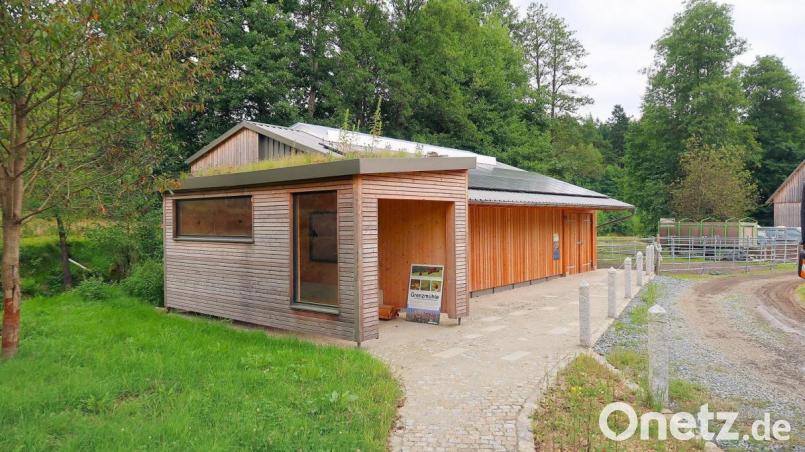 Die vierte Infostelle des Naturparks Steinwald (Bild) soll noch heuer fertiggestellt werden. Der Verein „Kulturlandschaft südlicher Steinwald“ bemüht sich anschließend in dem Gebäude unter anderem um die Aufzucht der Flussperlmuschel. Derzeit wird an der Inneneinrichtung gearbeitet. Bild: bsc