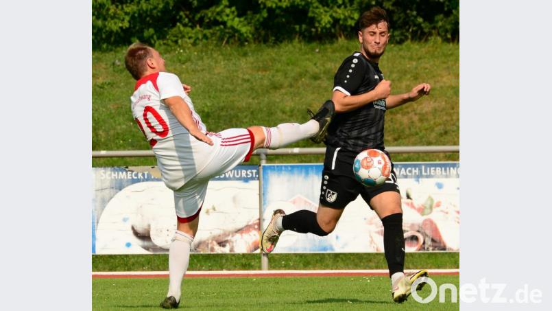 Der Arnschwanger Martin Gohel (links) versucht, Adrian Imeri vom 1. FC Schwarzenfeld zu bremsen. Bild: mhs