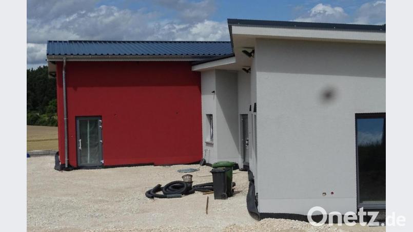 Das neue Feuerwehrhaus in Högling ist durch die Mitarbeit vieler FFW-Angehöriger zielstrebig in die Höhe gebracht worden. Es entsteht auf einem Grundstück am nördlichen Dorfrand. Bild: Houschka