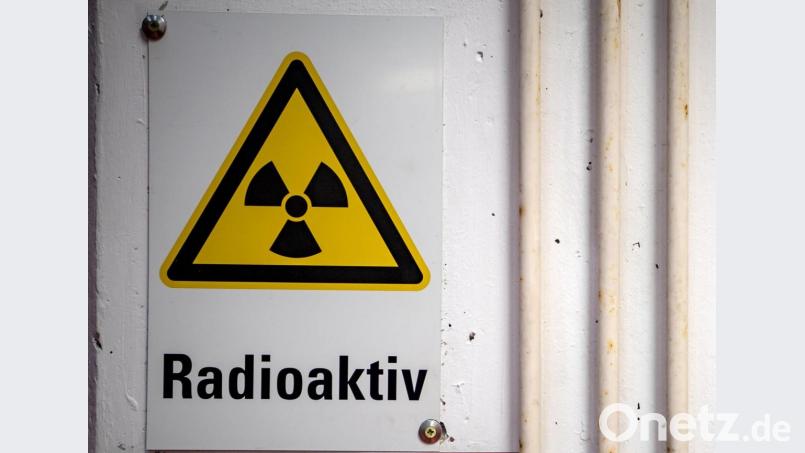 Der Warnhinweis &quot;Radioaktiv&quot; hängt am Eingang vom Transportbehälterlager im atomaren Zwischenlager in Gorleben. Wo der Atommüll endgelagert wird, ist noch unklar. Symbolbild: Sina Schuldt